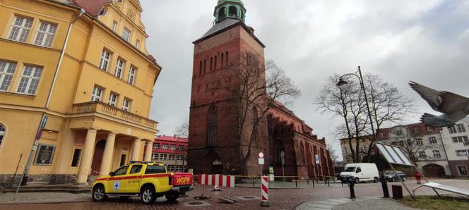 Alpinista na wieży kościoła w Białogardzie