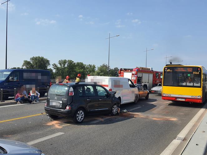 Karambol na Moście Łazienkowskim! Dwie osoby trafiły do szpitala, gigantyczny korek do centrum