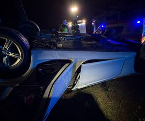 Straszliwe dachowanie na DK 10! W środku pojazdu były dzieci