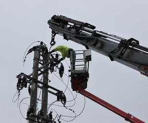 Budowa ronda wstrzymana przez słup energetyczny stojący na środku. Urzędniczy absurd na ul. Kadetów 