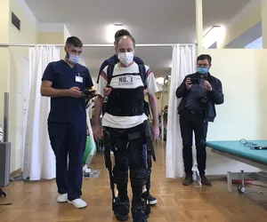 Szpital przy Jaczewskiego korzysta z niezwykłego egzoszkieletu do rehabilitacji