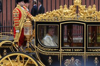 Karol III oficjalnie koronowany na króla Wielkiej Brytanii. Tłumy na ulicach Londynu [ZDJĘCIA, WIDEO]