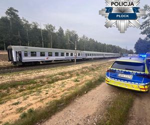 Chwile grozy na przejeździe kolejowym pod Płockiem. Bus zderzył się z pociągiem