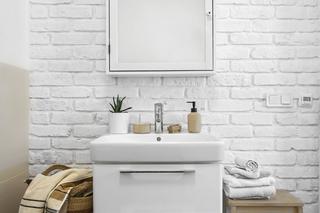 Malowana ceglana ściana w łazience