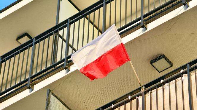 Jak poprawnie wywiesić flagę na 11 listopada w oknie lub na balkonie? Oto zasady prezentowania barw narodowych!
