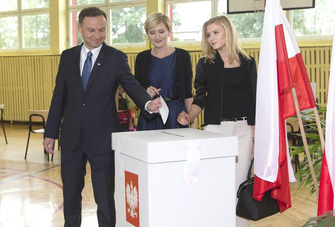 Andrzej Duda głosuje z rodziną