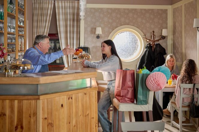 Na Wspólnej odc. 4007: Włodek (Mieczysław Hryniewicz), Julka (Maja Oświecińska)