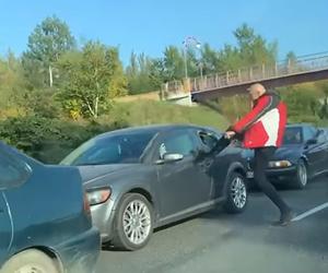 Atak szaleńca na drodze w Katowicach. Wpadł w amok i rozwalał auto stojące w korku WIDEO