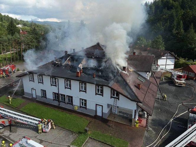 Pożar hotelu w Wiśle. Strażacy walczą z żywiołem