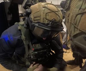 Strzelanina w Bydgoszczy, mężczyzna z raną brzucha. Policjanci weszli do sprawcy o 6.15! Jest NAGRANIE