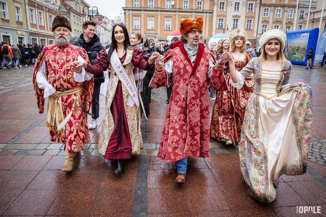 Maturzyści tańczą poloneza na Rynku w Opolu