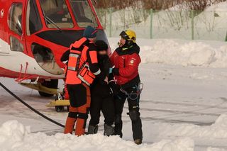  Żywioł porwał cztery osoby, jedna nie żyje. Potężna lawina zeszła w rejonie Kondrackiej Przełęczy [ZDJĘCIA]