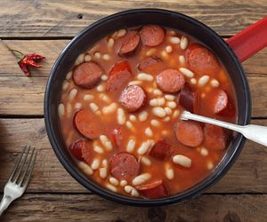 Przepis na fasolkę po bretońsku z boczkiem i kiełbasą