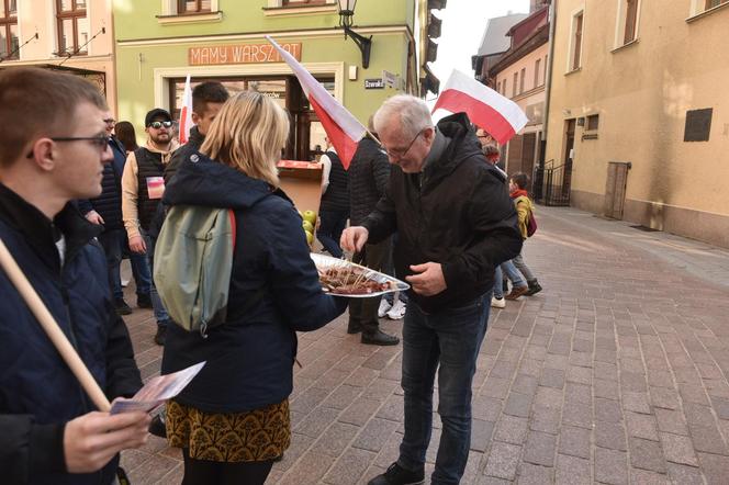 Rolnicy "strajkowali" częstując tym, co mają najlepsze! Mieszkańcy byli w szoku