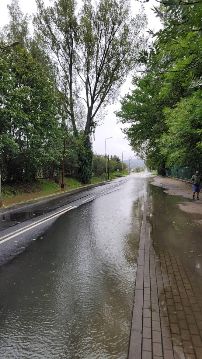 Jelenia Góra zalana. Pod wodą jest już 30 domostw, wiele dróg jest nieprzejezdnych 