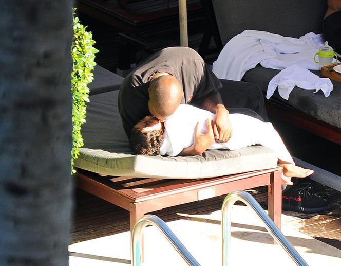 Kanye West z North na basenie