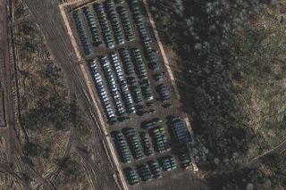 Putin gromadzi sprzęt 50 km od granicy z NATO! Wszystko widać na zdjęciach!