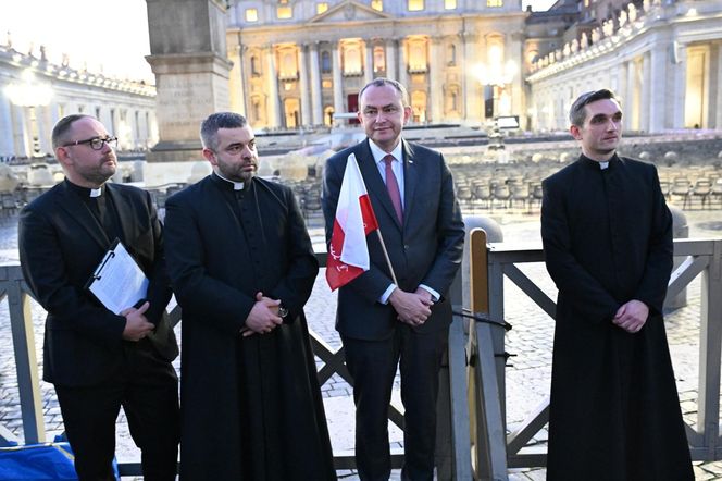 Zło dobrem zwyciężaj. Setki osób czuwały w Watykanie w rocznicę wyboru Jana Pawła II