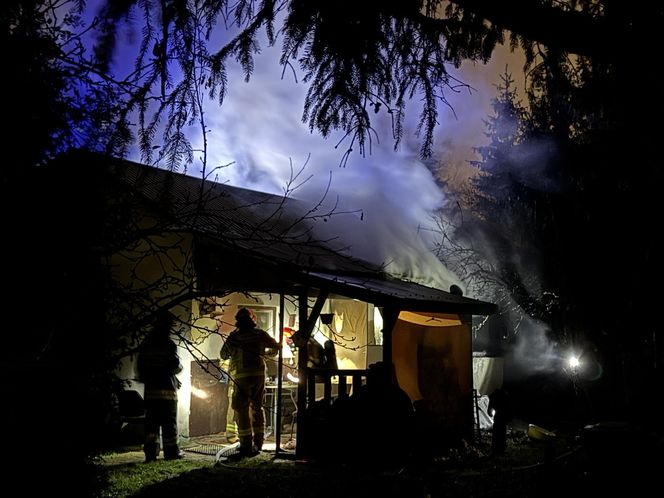 Zwęglone ciało człowieka w spalonym budynku. Tragiczny pożar w Warszawie