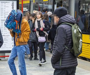 Jachira maluje się w tramwaju