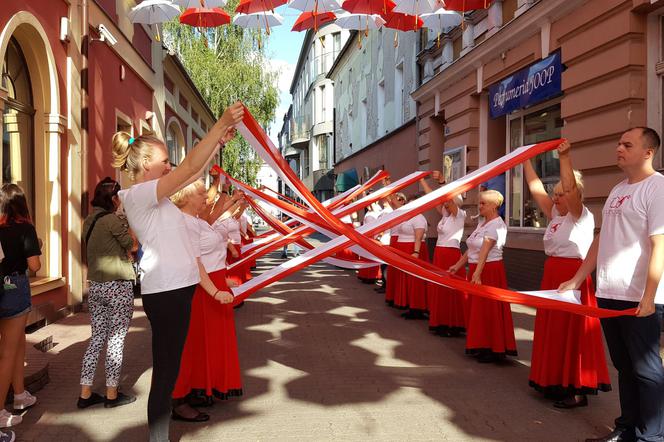 Taniec z flagami. Pod biało-czerwoną ulicą Wróblewskiego w Lesznie [VIDEO] 