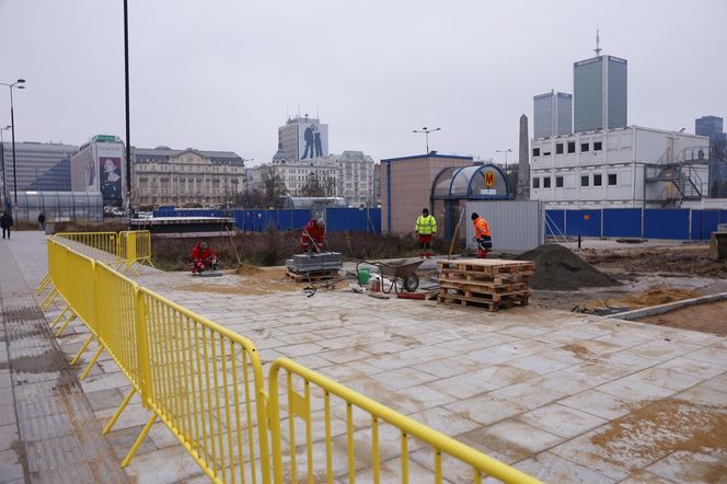 Budowa łąki kwietnej przy wejściu do metra Centrum w Warszawie