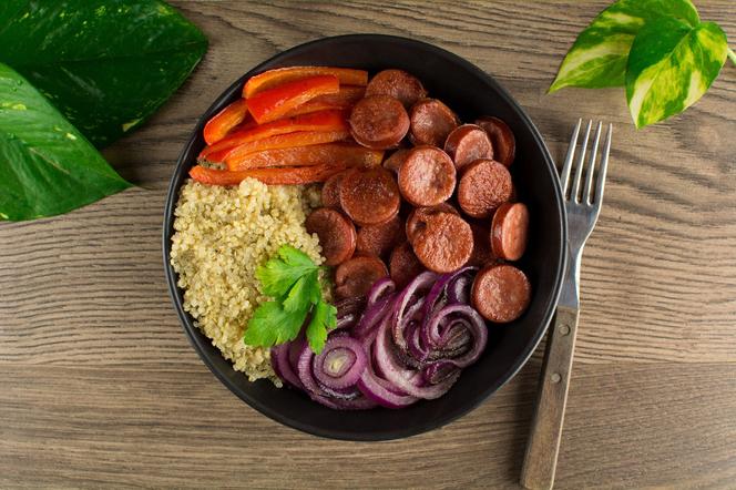 Bowl z kiełbasą i quinoa - zwykłe składniki w nowej, zdrowszej odsłonie