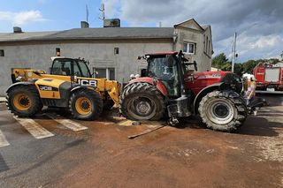 Traktor uderzył w auto i wjechał w budynki! Groźny wypadek pod Grudziądzem [ZDJĘCIA]