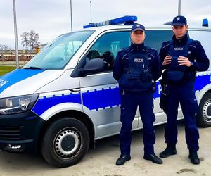 Siedleccy policjanci wyprowadzili seniorkę z płonącego domu