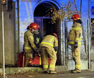 Niebezpieczny pożar w Warszawie. Trzy osoby zatrute dymem, jedna reanimowana