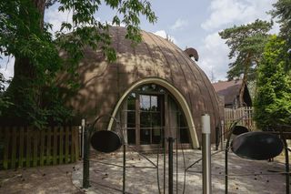 Dom Igloo w Aninie może mieć sławnego architekta, ale jego historia to prawdziwy odlot. Poznajcie warszawski hotel UFO
