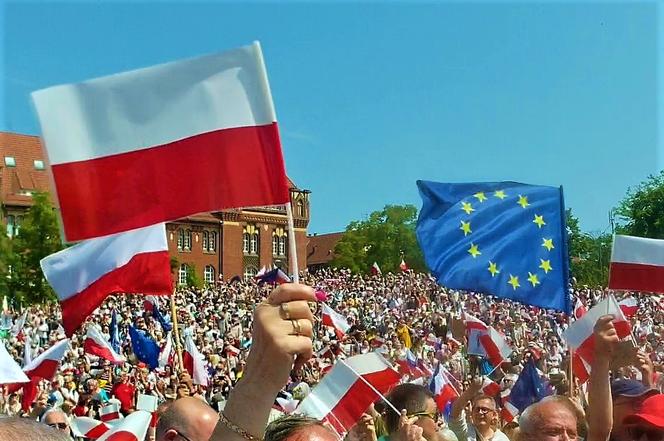 Manifestacja 4 czerwca na placu Solidarności w Szczecinie