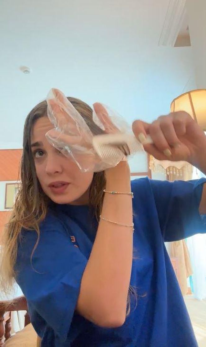 Wiktoria Gąsiewska tonuje włosy