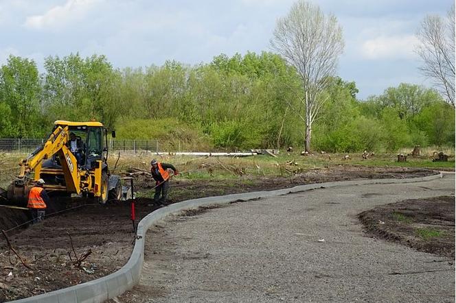 Na bulwarach nad Mleczną trwa układanie asfaltu