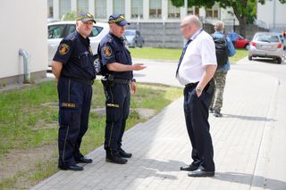 Dostawczy pojazd wbił się w budynek warszawskiego sądu 28.05.2025