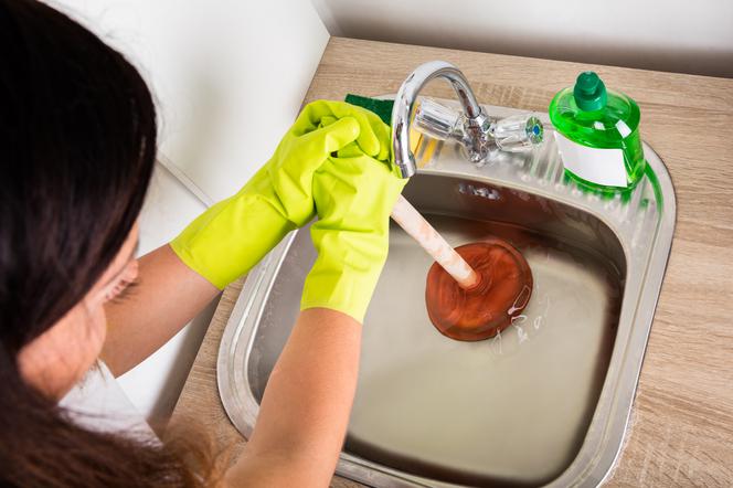 Domowe sposoby na czyszczenie syfonu zlewu, umywalki, brodzika i wanny
