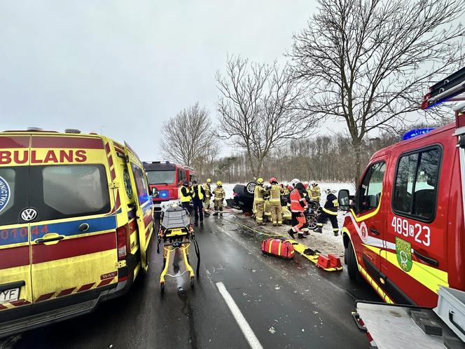 Fatalne warunki na drogach! Dwa auta wylądowały na dachu [ZDJĘCIA]