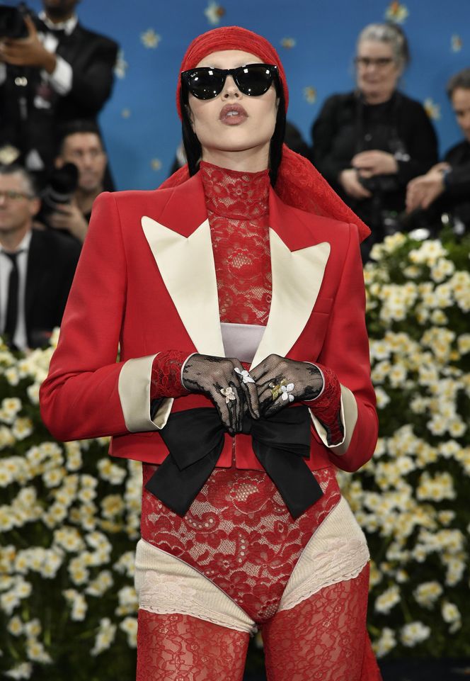 Najgorsze stylizacje na Met Gali 2025. Fotrepian na plecach to dopiero początek