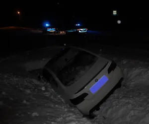 Nie zatrzymał się do kontroli i uderzył w radiowóz. Bmw wylądowało w rowie