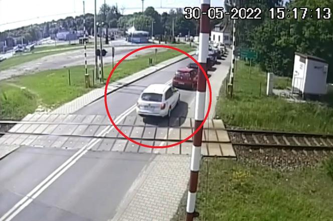 Wodzisław Śląski: Kierowca skody utknął na przejeździe kolejowym