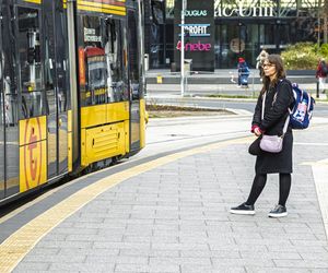 Jachira maluje się w tramwaju