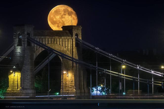 Wschodzący Księżyc w koniunkcji z wrocławskim Mostem Grunwaldzkim.