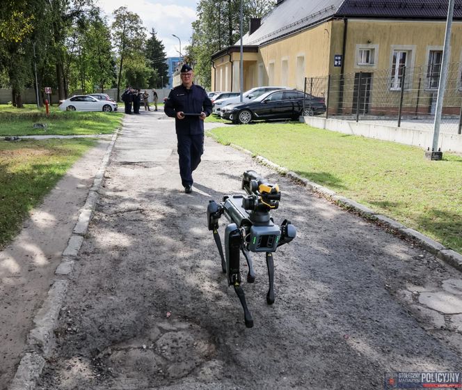 Robopies odwiedził i ćwiczył z warszawskimi policjantami