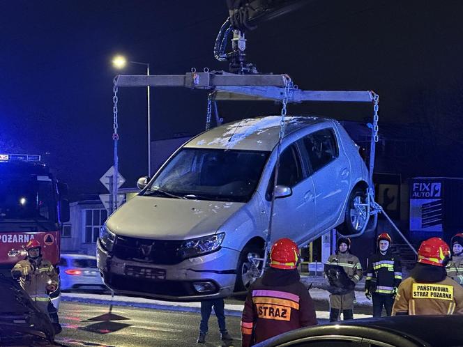 Karambol w Warszawie. Jeden samochód na dachu drugiego