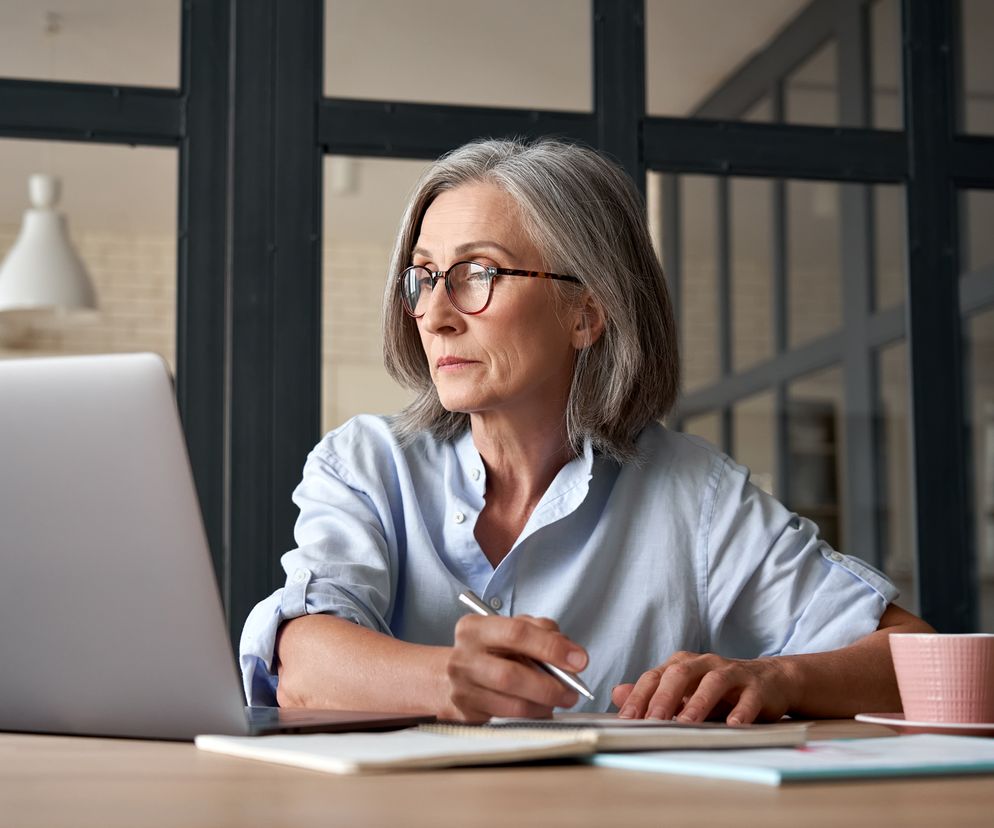 dojrzała kobieta korzystająca z laptopa