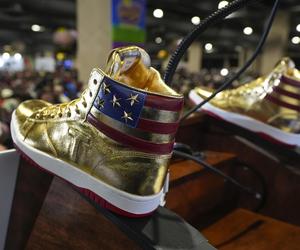 Donald Trump sprzedaje złote buty! Chciałem tego od dawna