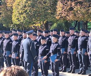 Uroczyste zakończenie szkolenia policyjnego w Katowicach. Ponad 200 nowych policjnatów