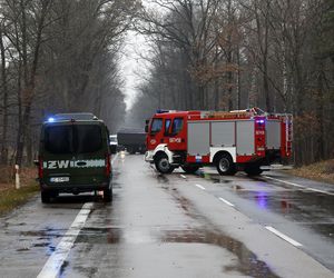 Wypadek ciężarówki z żołnierzami pod Warszawą. Jedna osoba nie żyje, pięć w szpitalu