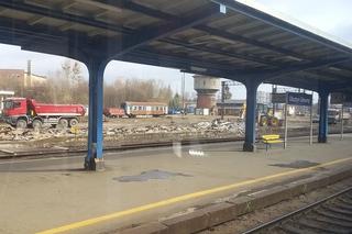 Rozebrany peron i znikające wyposażenie na stacji Olsztyn Główny [WIDEO]