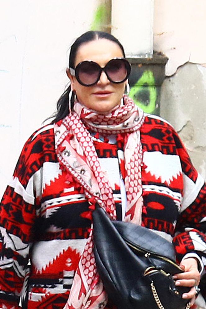 Kayah. Leczyła gardło i opalała kolana